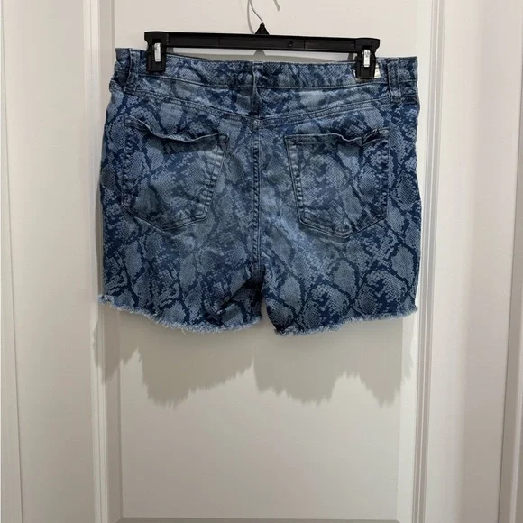 Seven7 Blue Jean Shorts with Artistic Wash - Picture 2 of 3